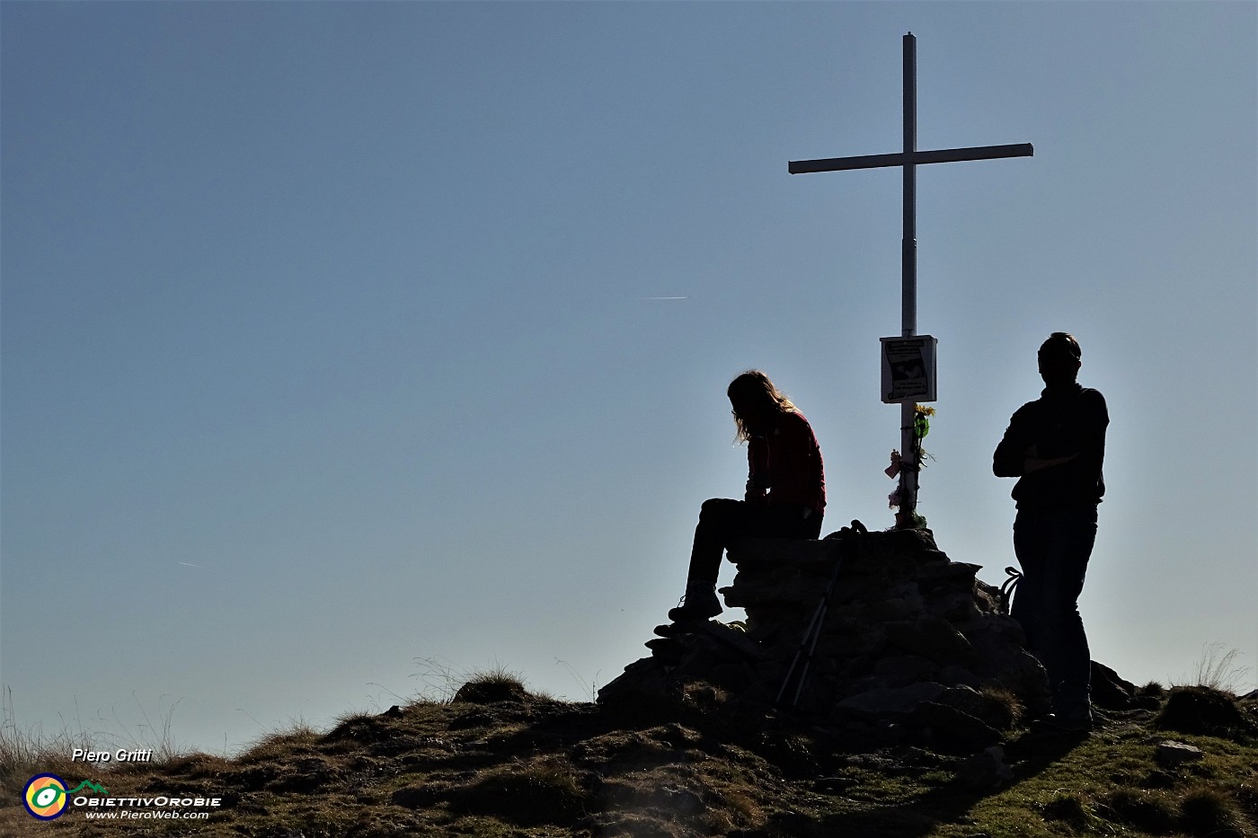 41 Alla croce di vetta della Cima di Mezzeno (2230 m).JPG